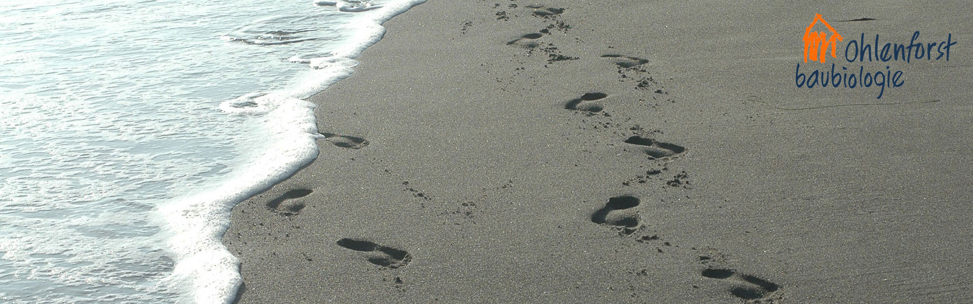 Fußspuren im Sand werden durch auslaufenden Meereswellen zum Verschwinden gebracht - natürlicher Schutz personenbezogener Daten