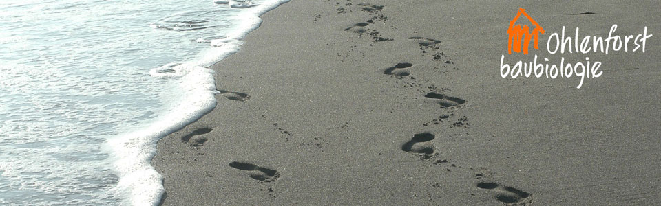 auslaufende Meereswellen lassen Fußspuren im Sand verschwinden - natürlicher Schutz personenbezogener Daten